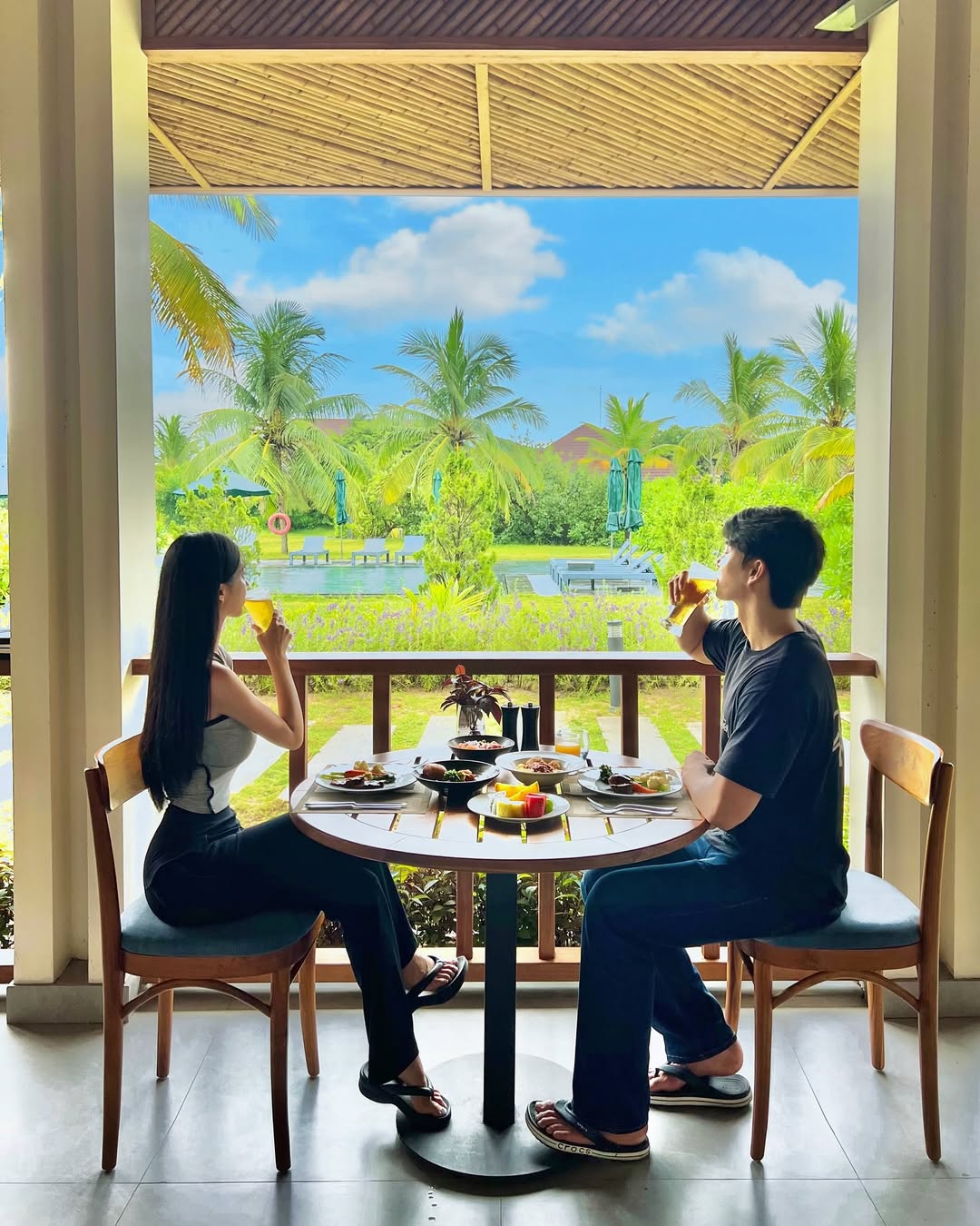 Danh tính chàng trai mặc áo Grab có vợ đẹp như 