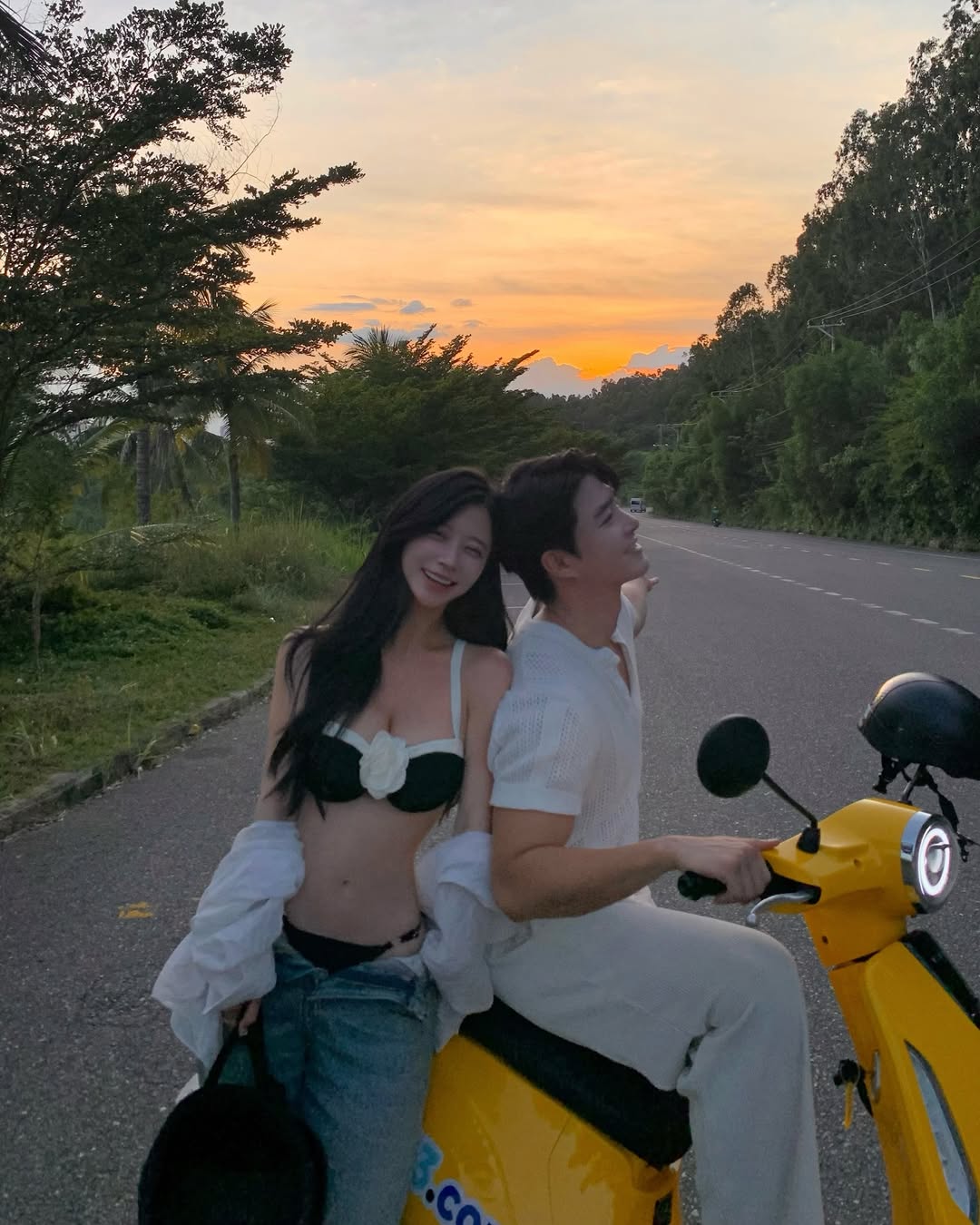 Danh tính chàng trai mặc áo Grab có vợ đẹp như 