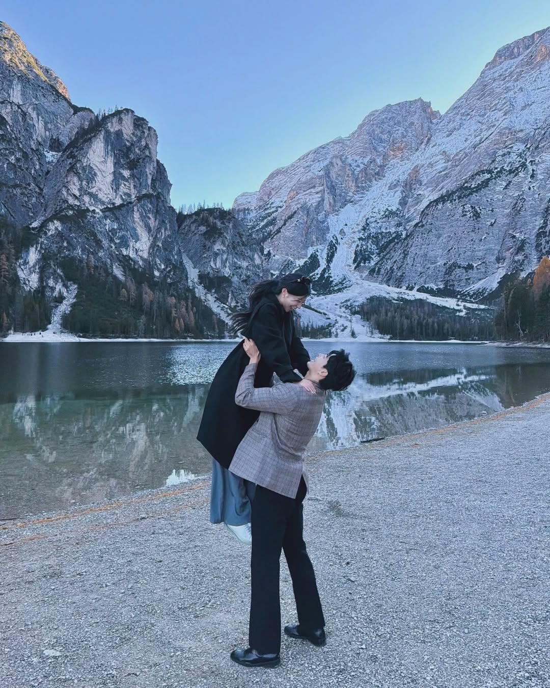 Danh tính chàng trai mặc áo Grab có vợ đẹp như 