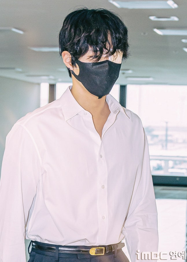 Park Bo Gum bịt kín 1 mắt vì tổn thương, thành ra lại nam tính hơn bình thường!