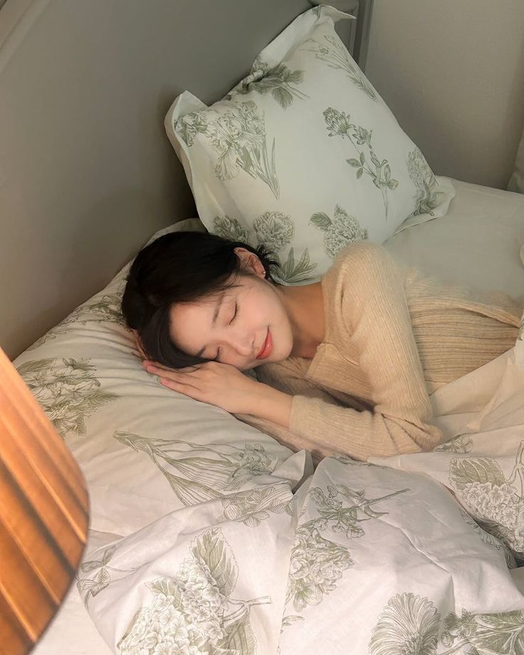 Làm 6 việc này trước khi đi ngủ, làn da của tôi như “tái sinh” về năm 20