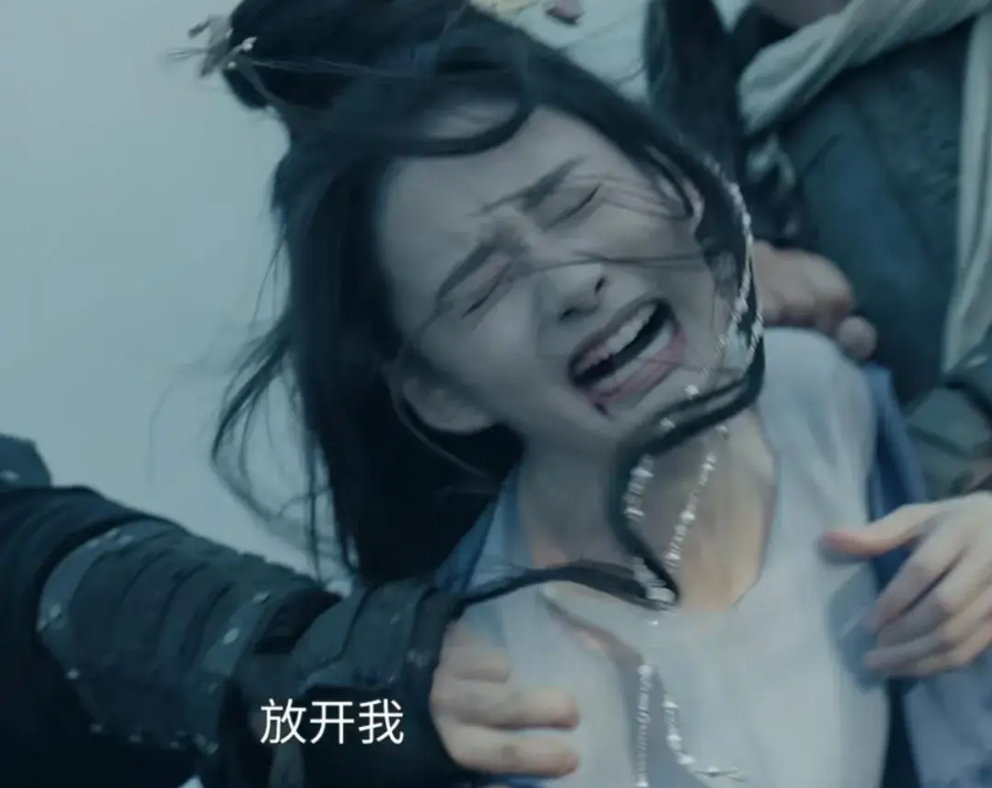 Muốn xem phim Trung Quốc này phải “cất não” đi: Nam chính xếp xác địch thành bánh kem ngàn lớp, sắp chết mà sao rảnh vậy?