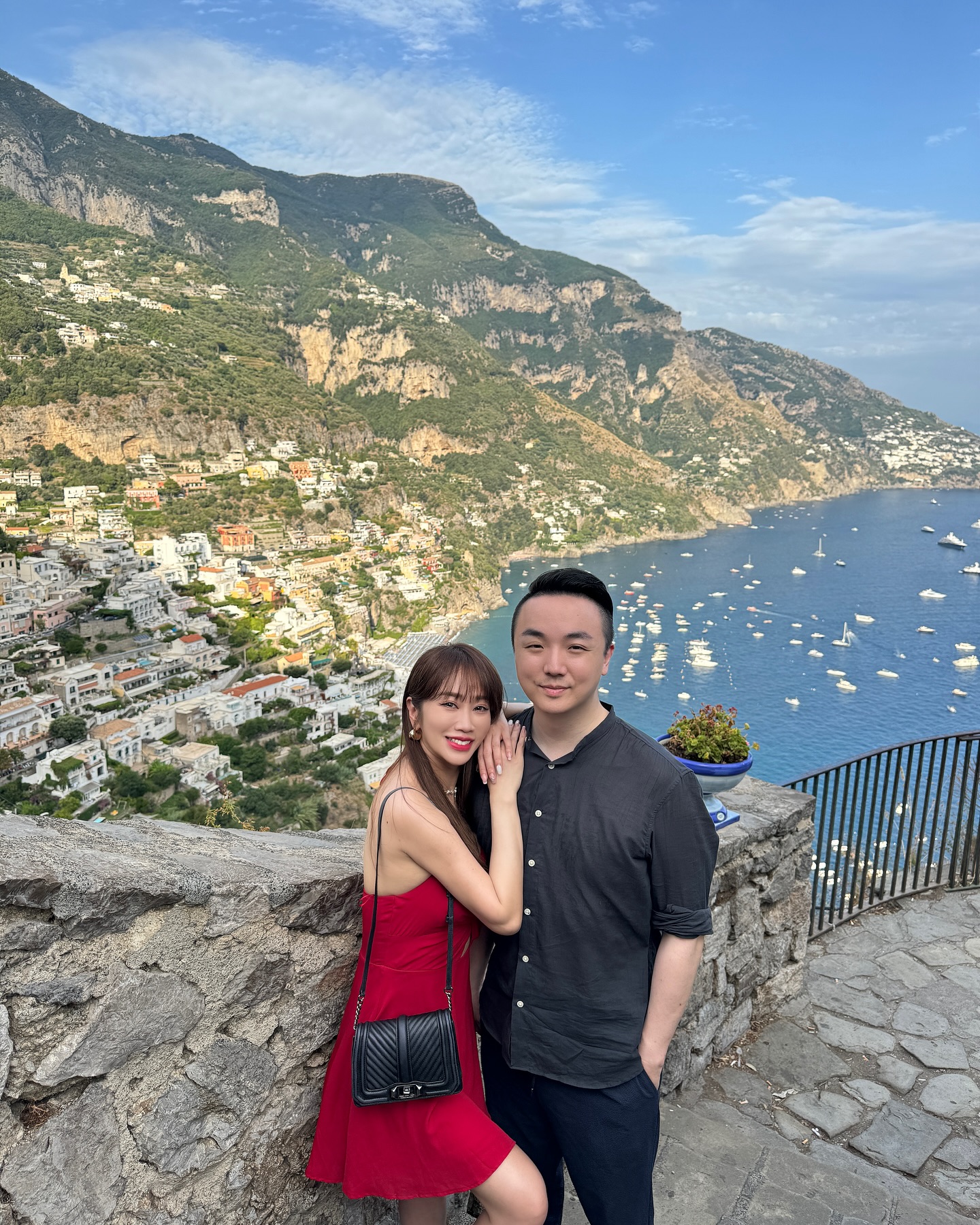 Cả hai vẫn thường xuyên chia sẻ khoảnh khắc hôn nhân ngọt ngào, cùng đi du lịch, check-in ở nhiều địa điểm sang chảnh.