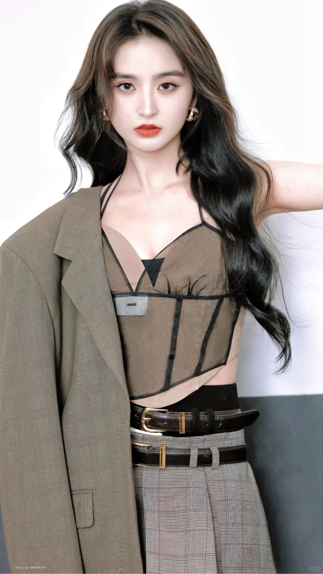 Kim Tử Hàm liên tục lên tiếng kêu cứu khiến netizen xứ tỷ dân hoang mang tột độ. 