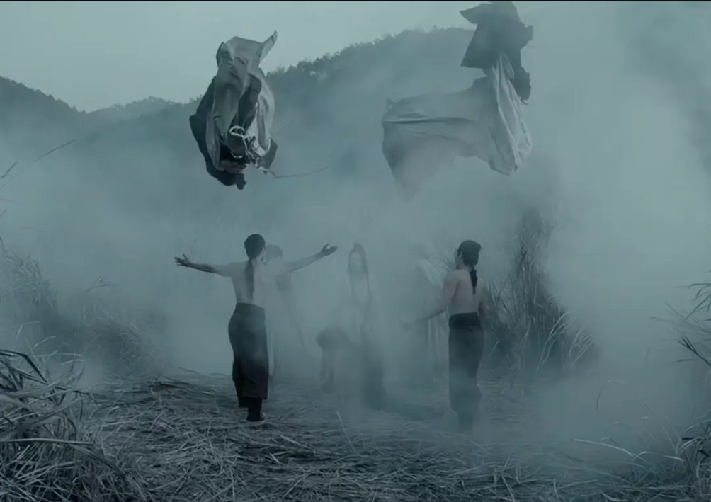 Muốn xem phim Trung Quốc này phải “cất não” đi: Nam chính xếp xác địch thành bánh kem ngàn lớp, sắp chết mà sao rảnh vậy?