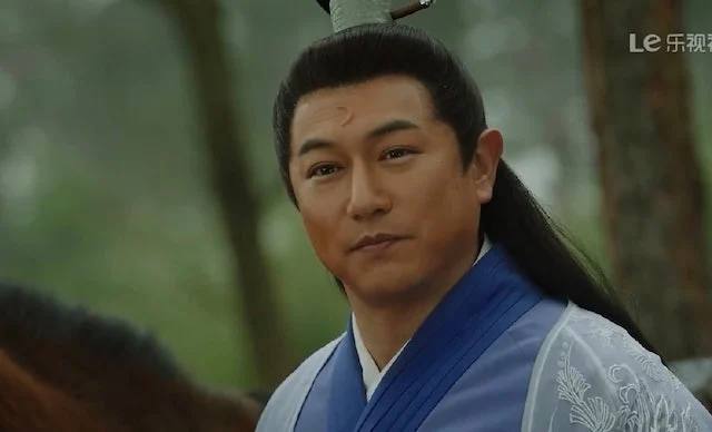 Hoàng đế đẹp nhất màn ảnh tụt dốc nhan sắc trầm trọng, hết thời còn bị tố hại người khác mất mạng