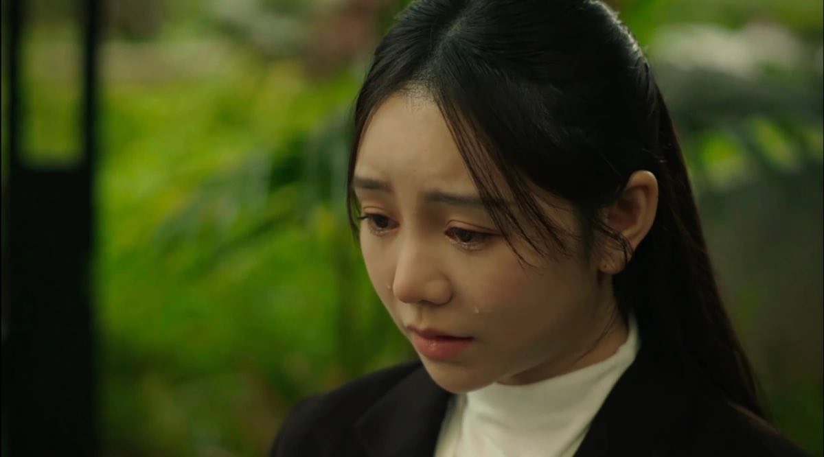 Quỳnh Kool không khóc thì cũng xõa tóc rồi lại khóc trong Bước Chân Vào Đời