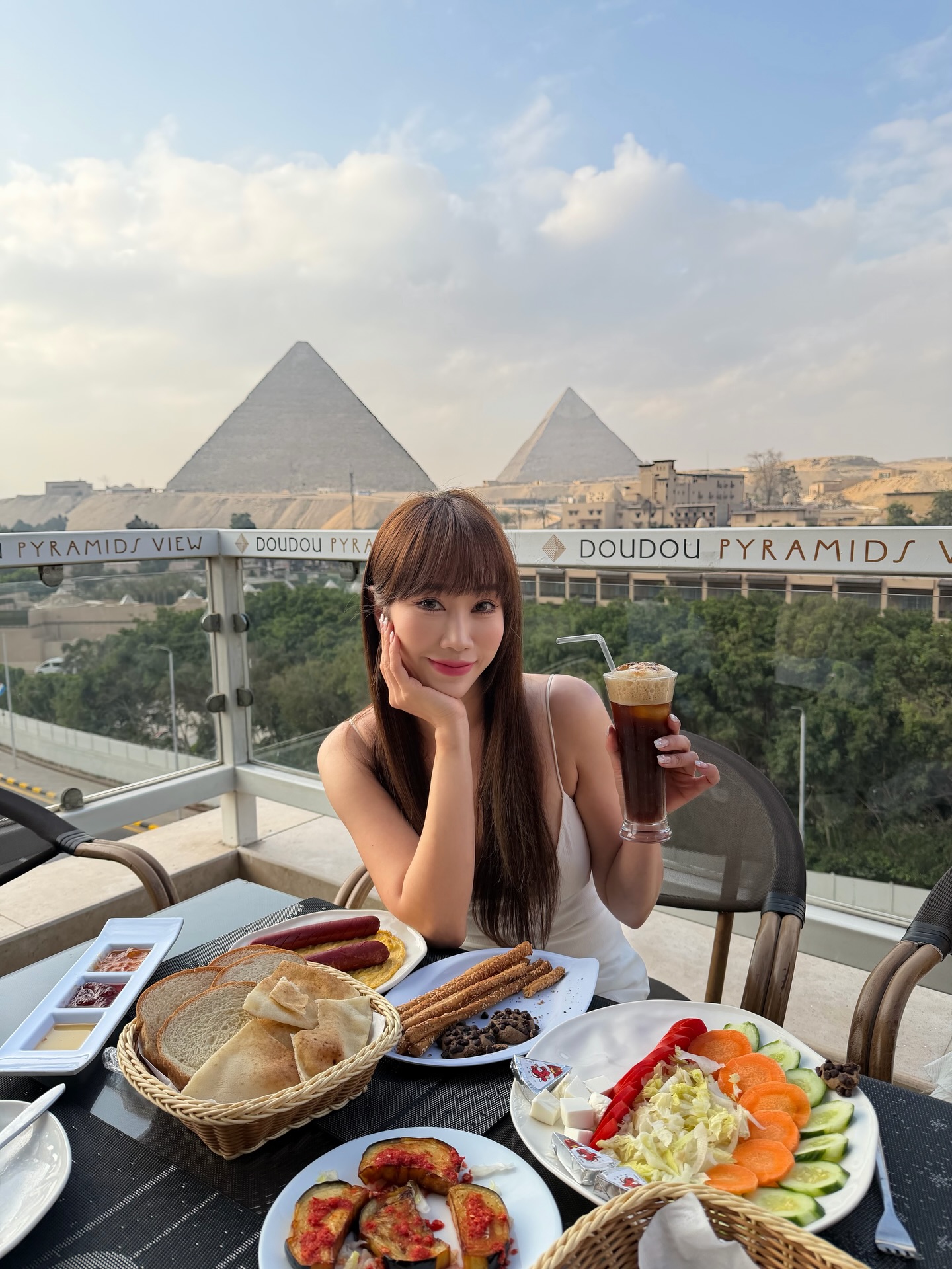 Cựu tiếp viên hàng không ly dị ông chủ chuỗi nhà hàng nổi tiếng: 7 năm kết hôn không có con, yêu bản thân mình nhiều hơn