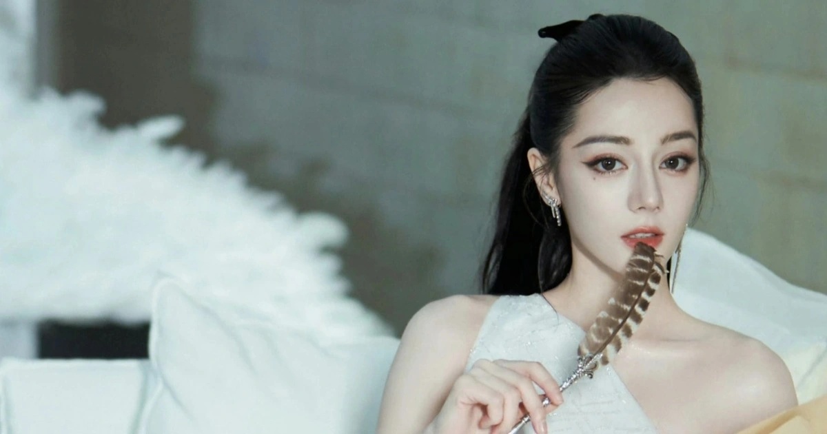 “Địch Lệ Nhiệt Ba có biết xấu hổ không vậy?”