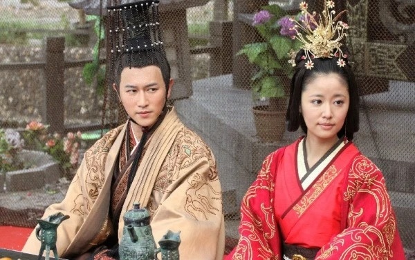 Hoàng đế đẹp nhất màn ảnh tụt dốc nhan sắc trầm trọng, hết thời còn bị tố hại người khác mất mạng