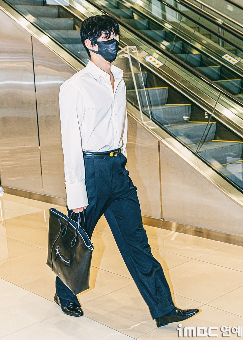 Park Bo Gum bịt kín 1 mắt vì tổn thương, thành ra lại nam tính hơn bình thường!