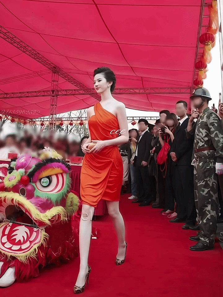         Lưu Diệc Phi diện váy đỏ rực rỡ, khoe khéo làn da trắng, thân hình thon thả hút mắt. Ảnh: Weibo        