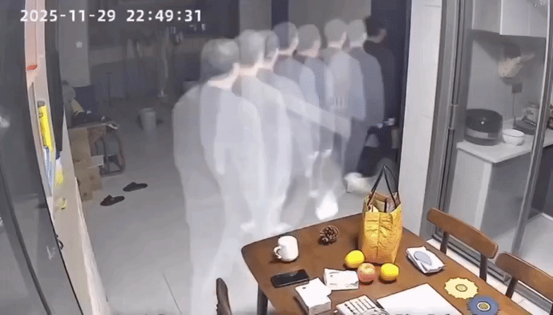 Sau khi người đàn ông di chuyển thì đã có tới 1 người và 7 