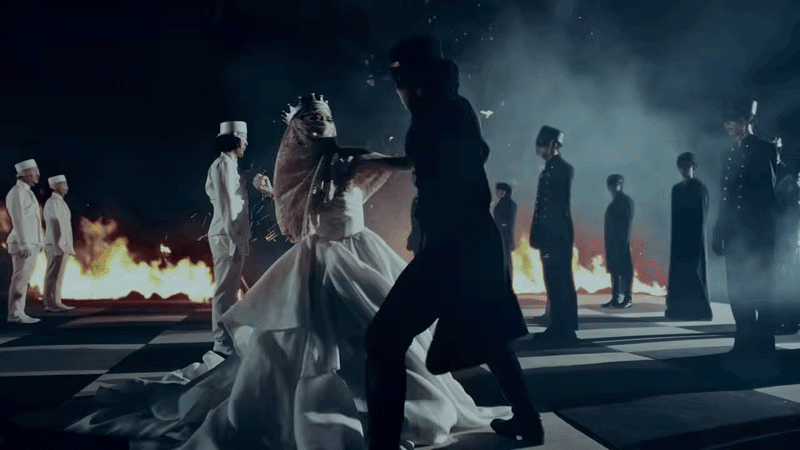 Cứ mỗi lần gượng dậy, nữ ca sĩ lại thêm một lần “trầy da tróc vẩy”, ngoại hình lấm lem vết thương và máu me