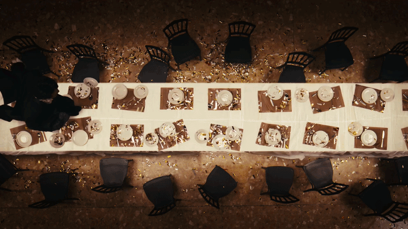 Khoảnh khắc buitruonglinh nhảy lên dãy bàn tiệc, chạy về phía nữ chính nhưng càng chạy lại càng bị kéo lại phía sau