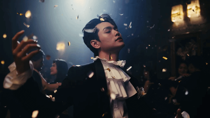  buitruonglinh xuất hiện trong trang phục cổ điển, đứng lặng giữa khung cảnh như một vị khán giả của chính câu chuyện mình