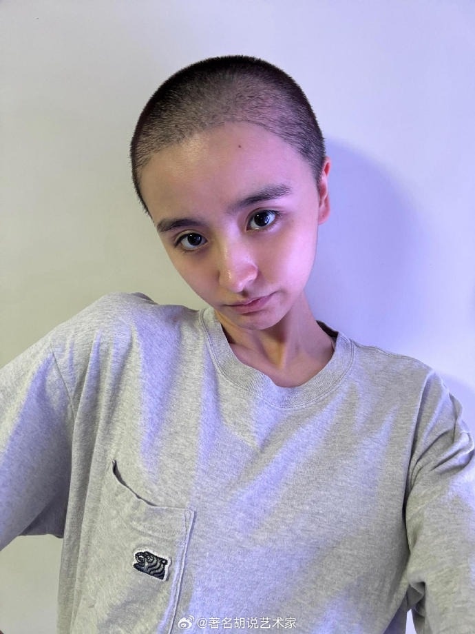 Mỹ nữ gen Z có visual đắt giá nhất showbiz nay thần kinh bất ổn, livestream cầu cứu còn cạo trọc đầu gây sốc hậu giải nghệ