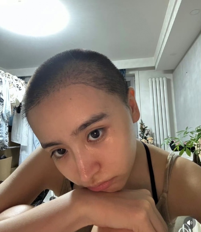 Mỹ nữ gen Z có visual đắt giá nhất showbiz nay thần kinh bất ổn, livestream cầu cứu còn cạo trọc đầu gây sốc hậu giải nghệ