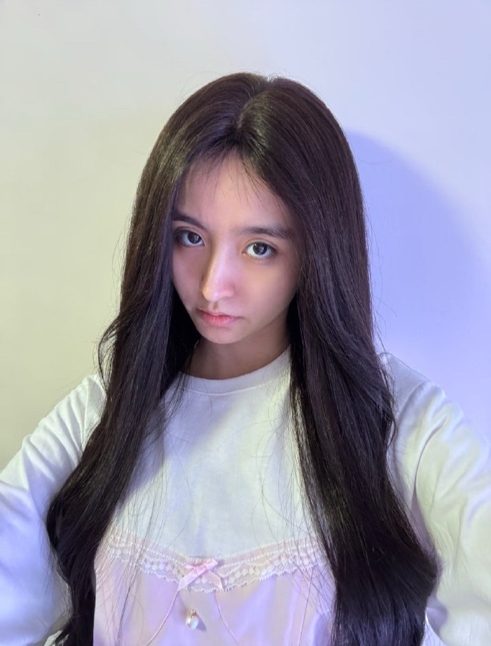 Mỹ nữ gen Z có visual đắt giá nhất showbiz nay thần kinh bất ổn, livestream cầu cứu còn cạo trọc đầu gây sốc hậu giải nghệ