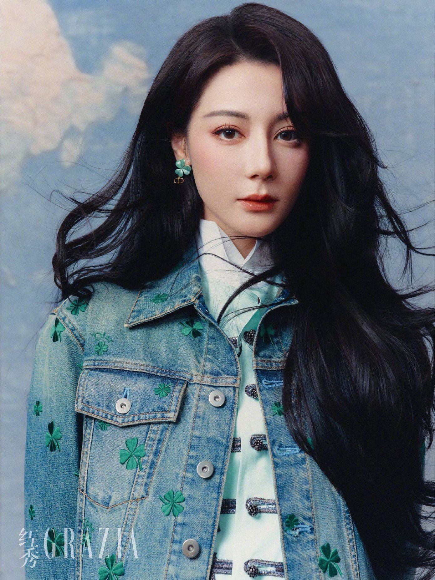 “Địch Lệ Nhiệt Ba có biết xấu hổ không vậy?”