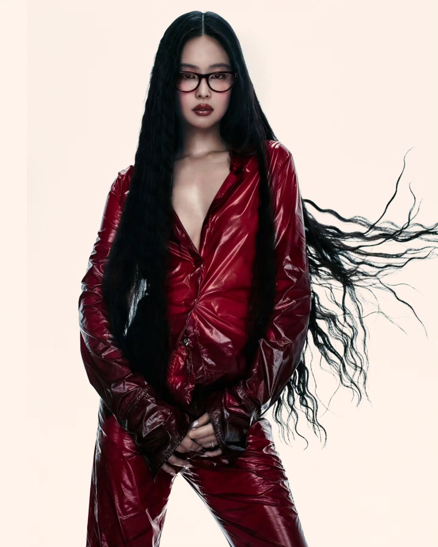 Ray-Ban chính thức gọi Jennie bằng title cực oách, bộ ảnh mới hé lộ kỷ nguyện đầy hứa hẹn cho thương hiệu