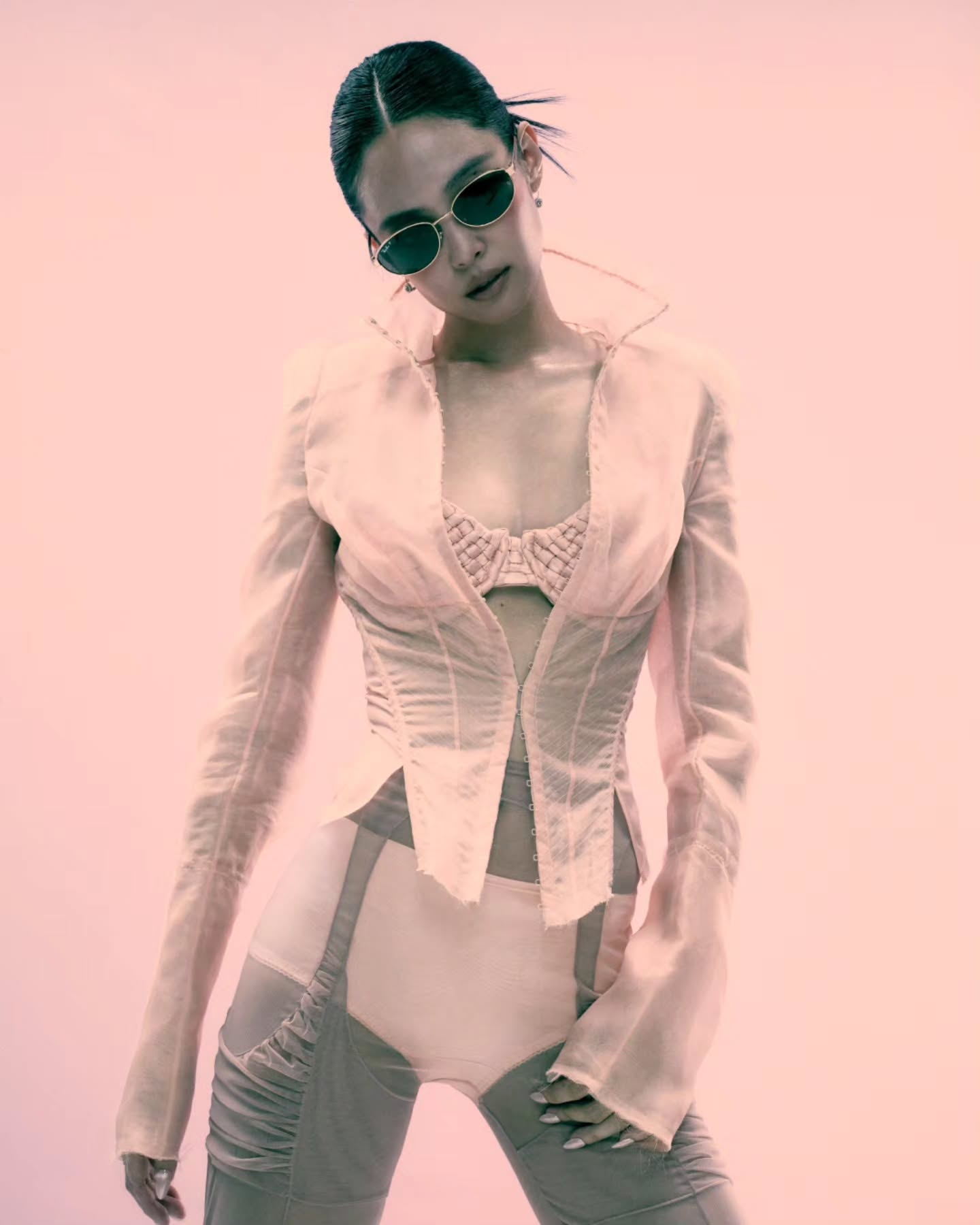 Thần thái không thể đùa của Jennie. (Ảnh: Instagram)