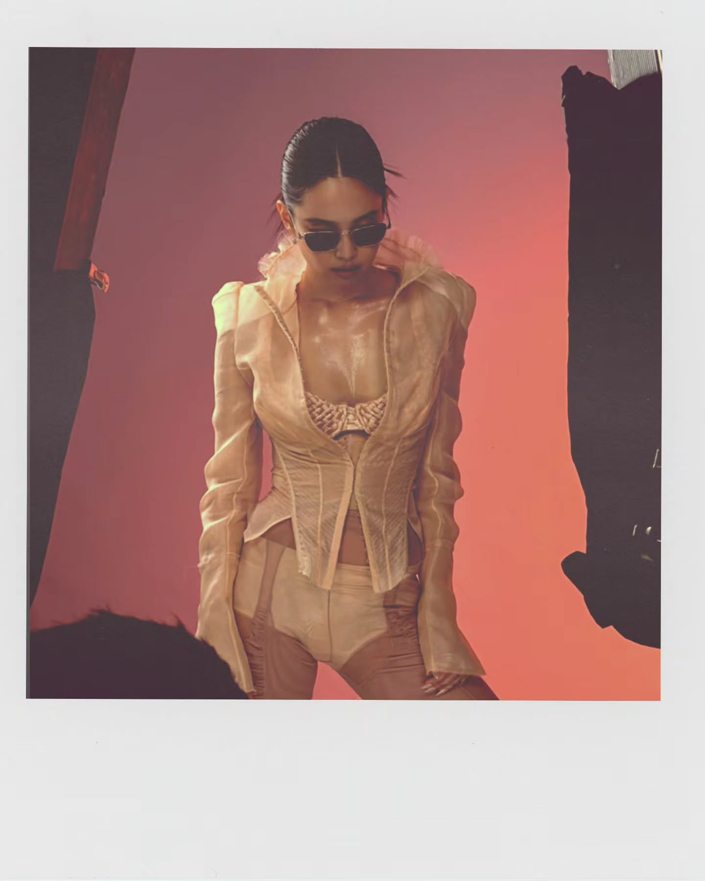 Body cực cháy của nữ idol trong shoot hình hậu trường. (Ảnh: Instagram)