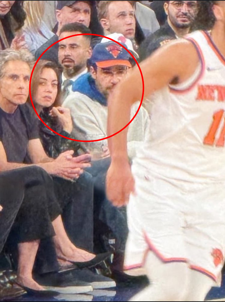 Aubrey Plaza - Christopher Abbott lọt vào ống kính của “team qua đường” khi tới xem 1 trận bóng rổ hồi tháng 11 năm ngoái. Ảnh: X
