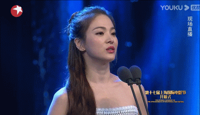 Ở Liên hoan phim Quốc tế Thượng Hải năm 2016, Song Hye Kye nói đúng 2 câu rồi rời đi để sân khấu trống hoác. Ảnh: Weibo