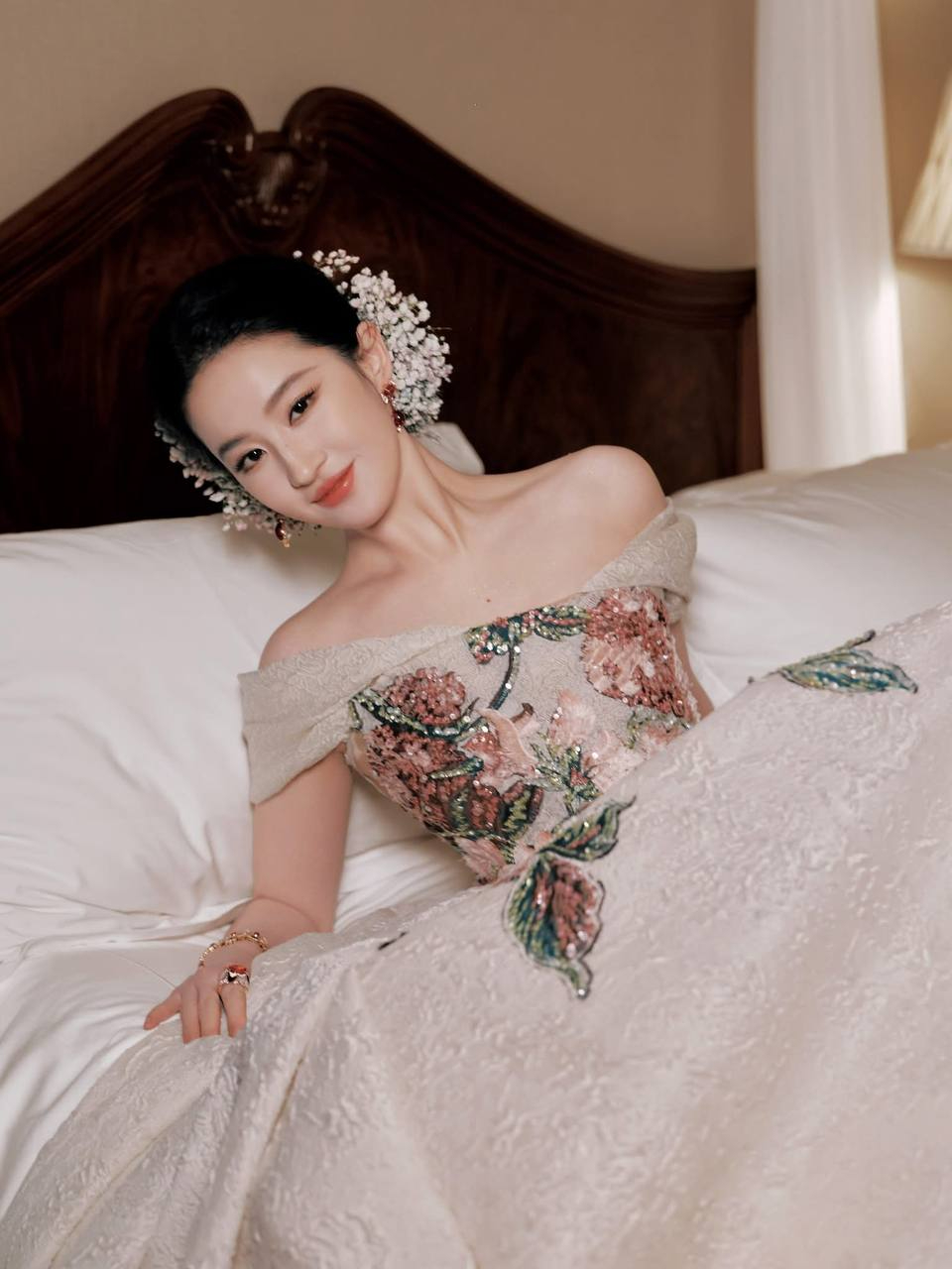 Dù ít đóng phim hơn so với trước, Lưu Diệc Phi vẫn luôn nằm trong top diễn viên có sức ảnh hưởng lớn nhất Cbiz. Ảnh: Weibo