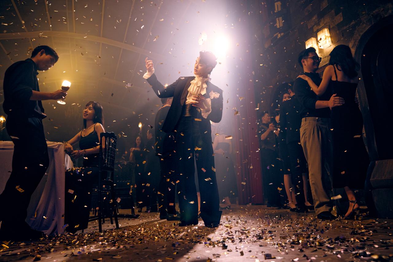 buitruonglinh gặp nguy hiểm, loạng choạng khuỵu gối vấp ngã: Xem mà thấy đau online!