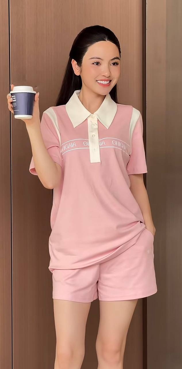 Ngay cả những set đồ mặc nhà trông cũng rất bí bách với chất liệu dày. (Ảnh: Facebook)