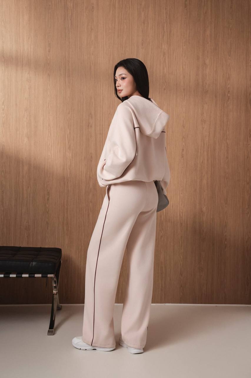 Bộ nỉ với thiết kế đơn giản có mức giá hơn 1 triệu đồng. (Ảnh: Facebook)