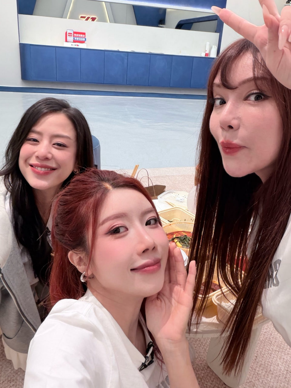 Trang Pháp cùng hai đồng đội là Giang Ngữ Thần và Duy Ni Na sẽ biểu diễn ca khúc Đại Nghệ Thuật Gia