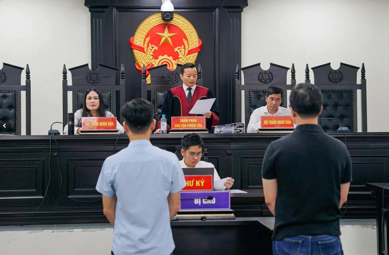 Chủ tọa công bố quyết định đưa vụ án ra xét xử, sáng 9/4. Ảnh: X.A