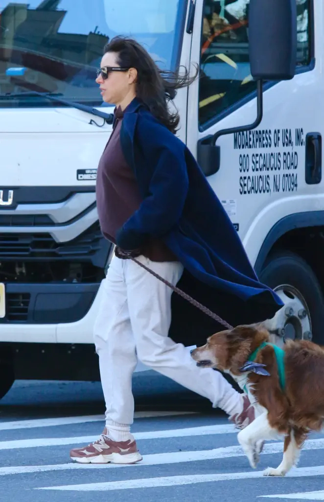 Aubrey Plaza vừa xuất hiện trước truyền thông với phần bụng lùm xùm khi đang mang thai con đầu lòng. Ảnh: Pagesix