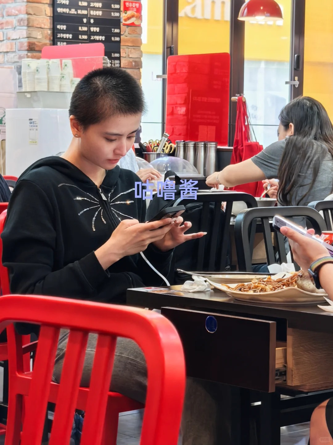 Diện mạo không thể nhận ra của Kim Tử Hàm. Cô bất ngờ cạo đầu trọc lốc sau khi tuyên bố giải nghệ. Ảnh: Sina. 