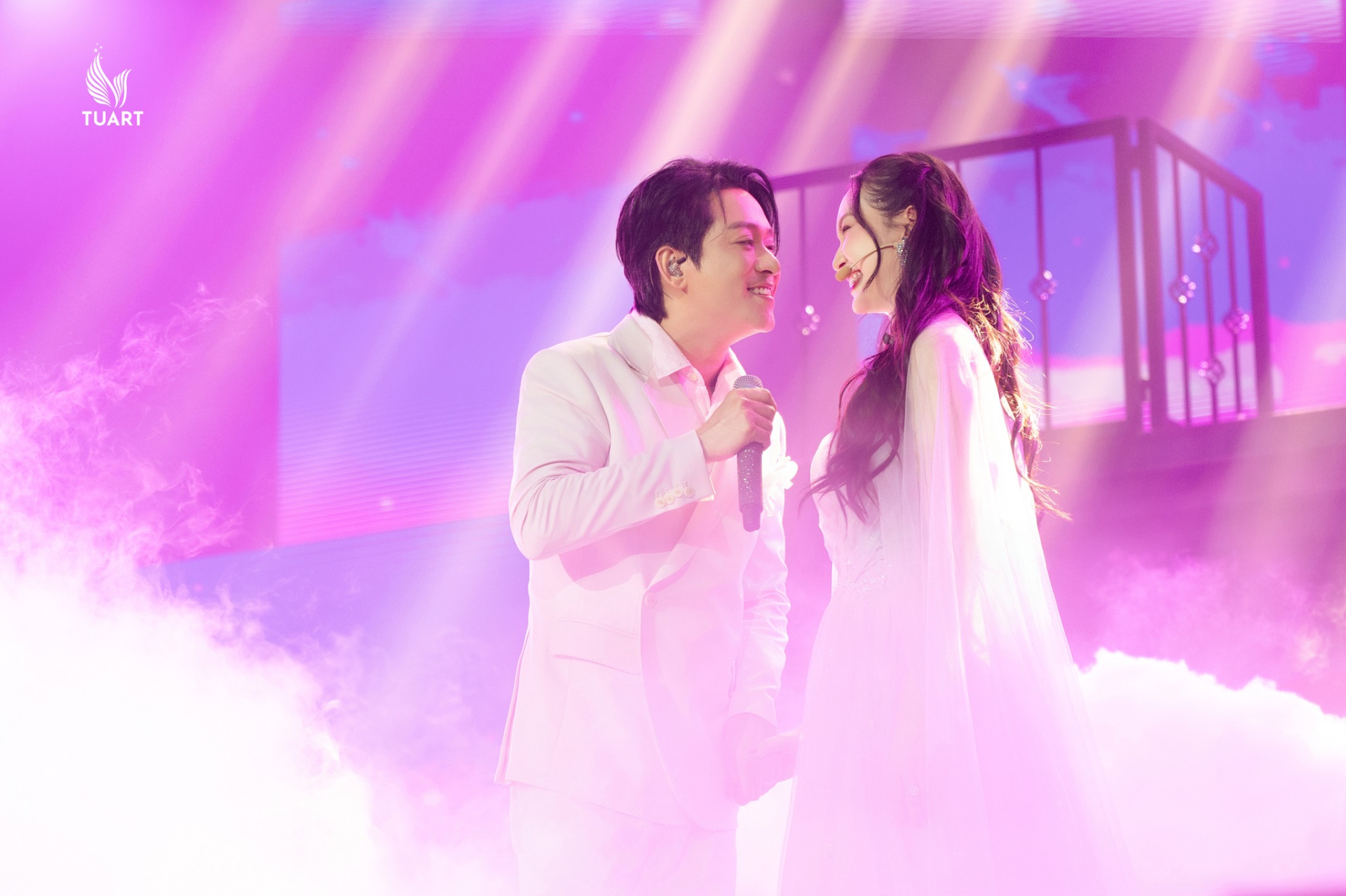   Sau hơn một thập niên gắn bó, hôn nhân của Tuấn hưng và Hương Baby được ngưỡng mộ vì ngày càng gắn bó bền chặt. Ảnh: FBNV  