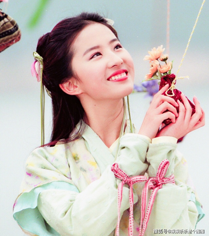 Trên đời có duy nhất 1 người cười hở lợi vẫn đẹp khủng khiếp, đẻ sớm 1.000 năm thì giai nhân thời cổ đều phải làm nền