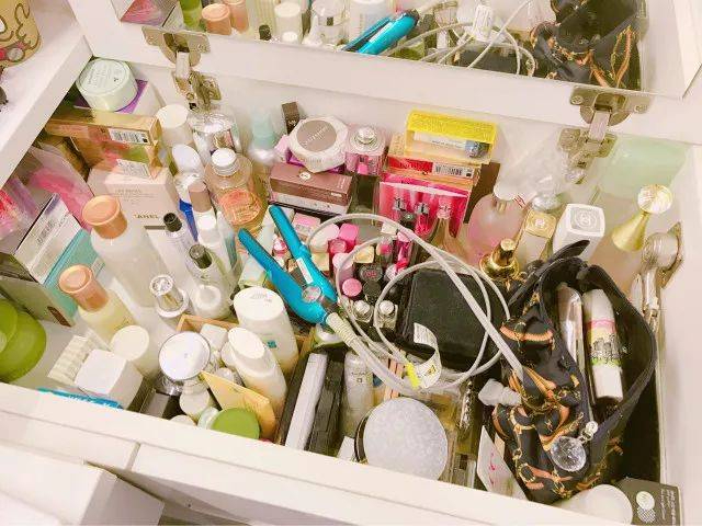 Tuổi 35 bắt đầu sống tối giản, tôi bớt mua 5 thứ này: Thấy đời nhẹ nhõm hẳn ra, tiết kiệm cả đống tiền