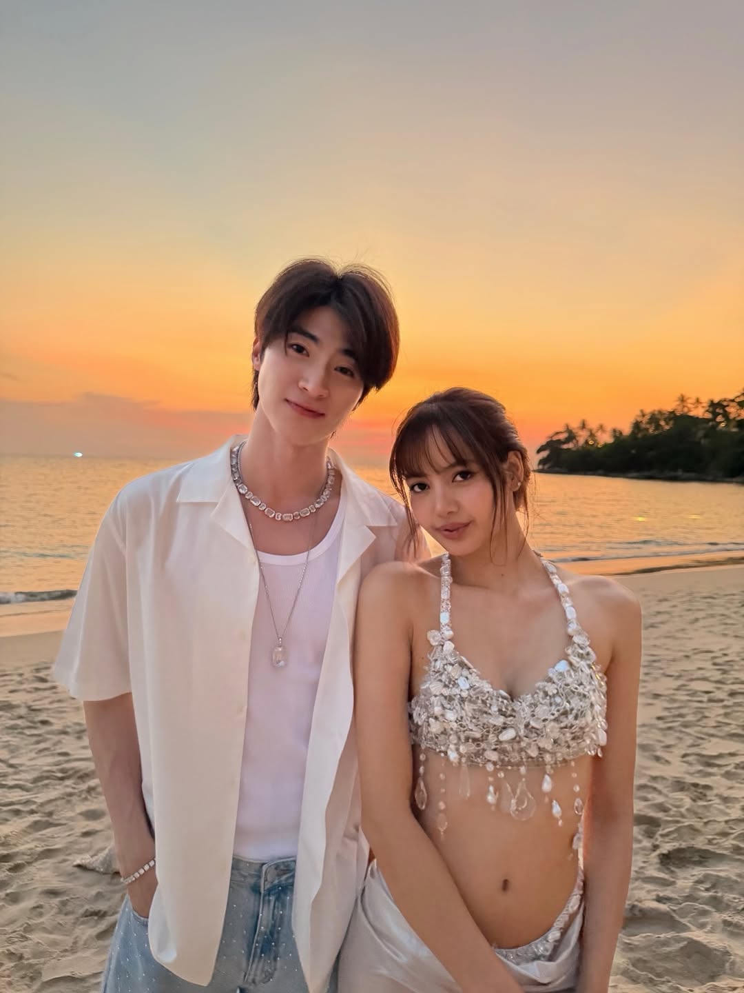 Blue Pongtiwat vừa công khai bức hình chụp thân mật bên Lisa. Ảnh: IGNV