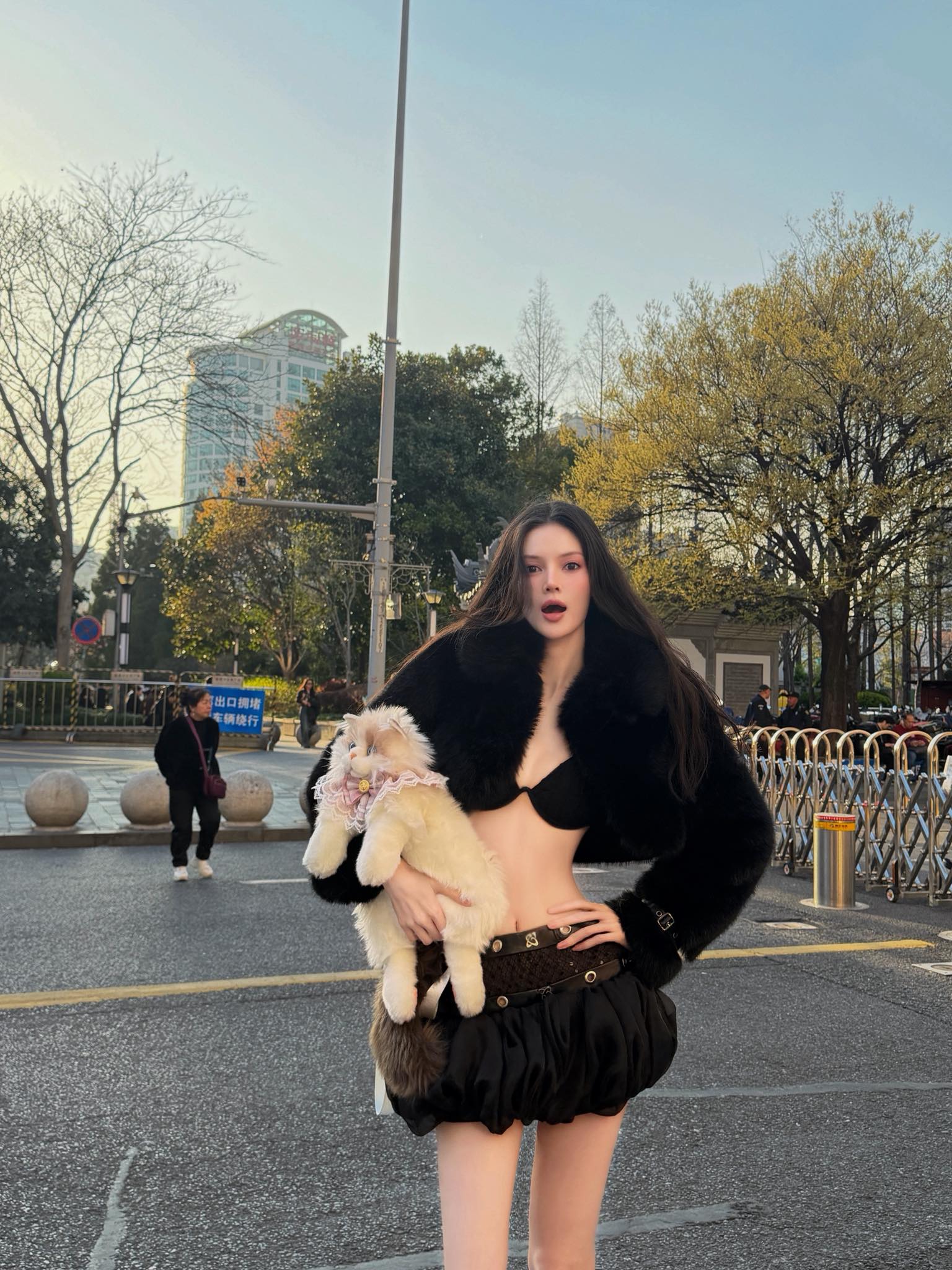 Trong những bộ cánh đời thường như áo khoác lông to xụ, vấn đề mình dây của Hương Giang không còn quá bị chú ý.