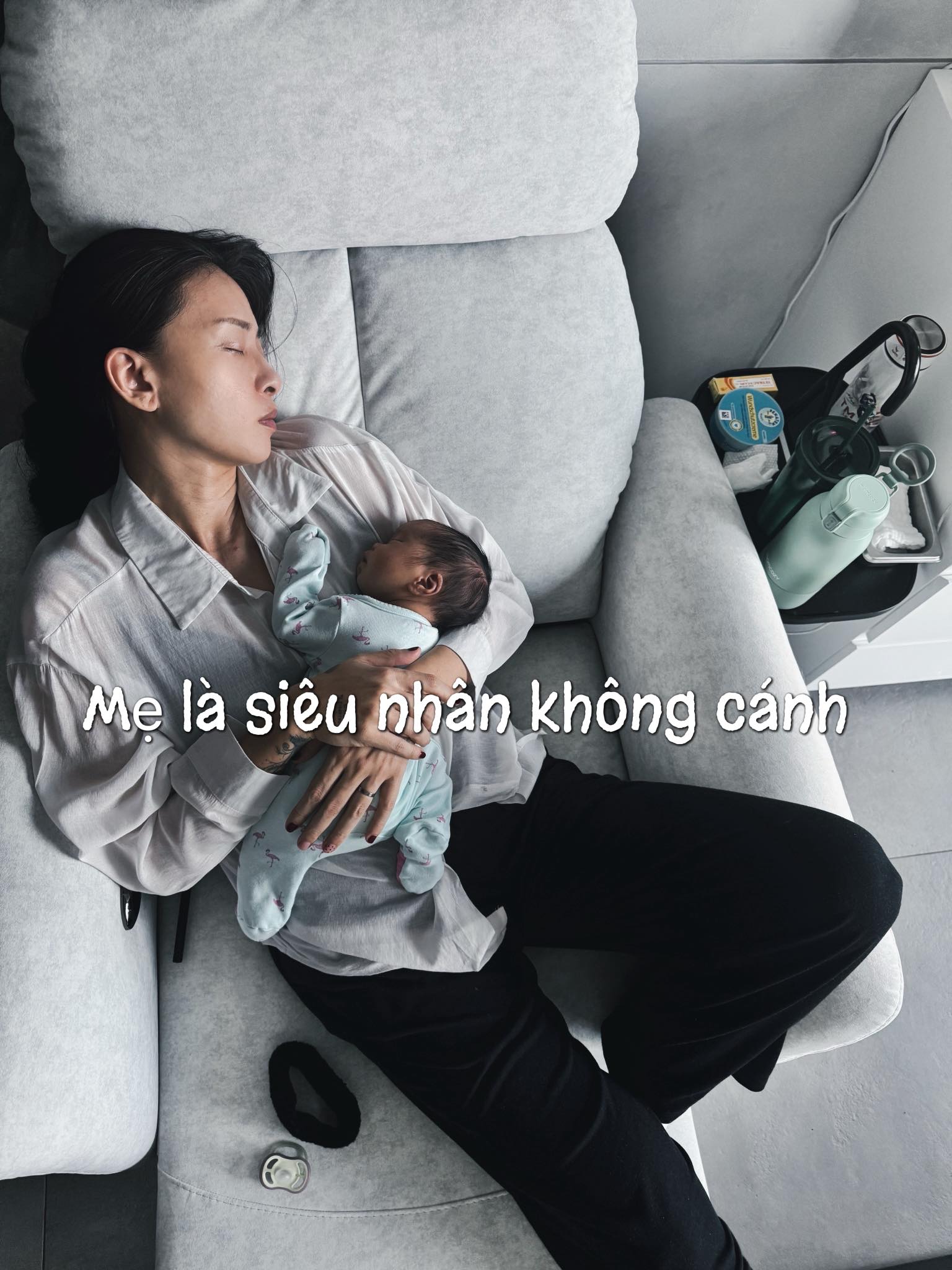   Cô lên tiếng xin kinh nghiệm, cầu cứu các mẹ bỉm khác về cách giúp con giảm đau. Ảnh: FBNV  