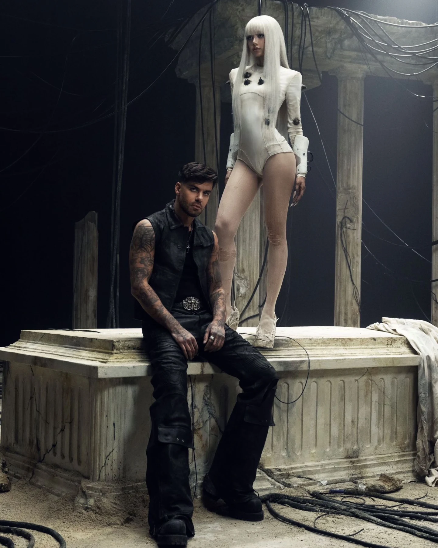 Body siêu thực giúp Lisa hóa thân thành “Cyber-Angel” - một thực thể nửa thiên thần, nửa cỗ máy một cách đầy thuyết phục. (Ảnh: Instagram)