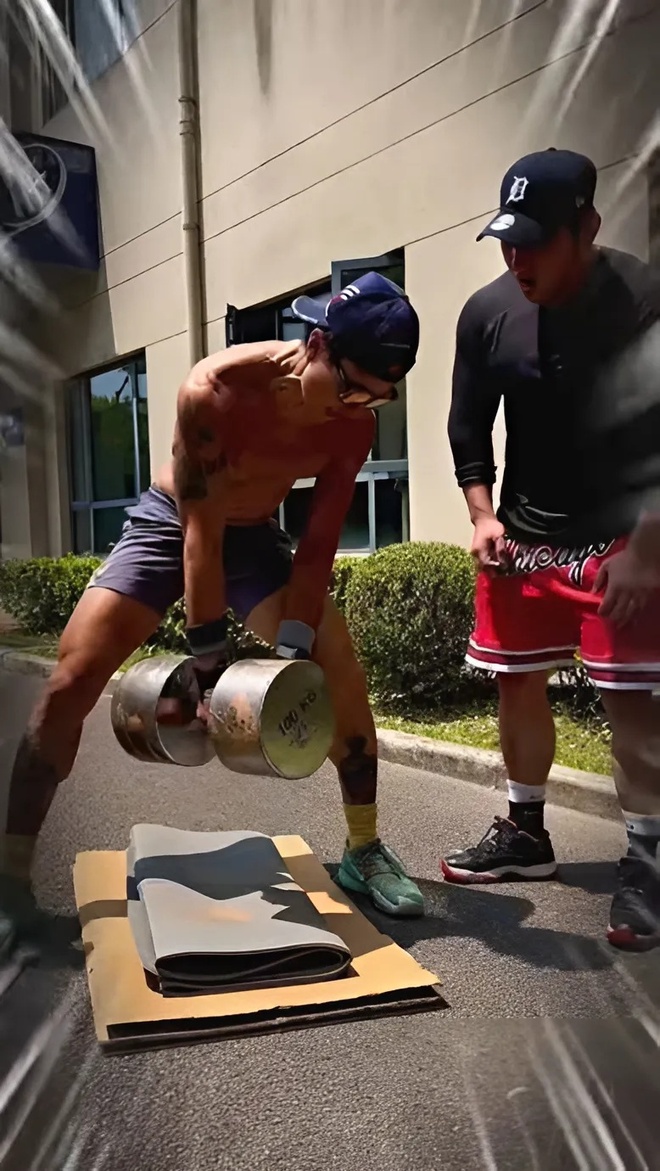 Hình thể khiến nhiều người phải nể của Ngô Tôn ở tuổi 47. (Ảnh: Weibo)