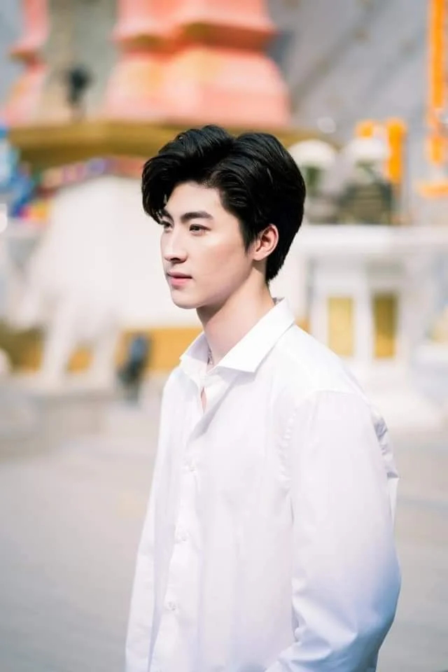 Blue Pongtiwat sinh năm 2000, gây ấn tượng mạnh với nụ cười tỏa nắng, sóng mũi thẳng tắp và chiều cao 1m83. Anh từng tỏa sáng ở nhiều tác phẩm gây tiếng vang lớn như Mùa Hè Của Hồ Ly bản Thái, Lồng Nghiệp Chướng, Dì Ơi Đừng Có Bồ,... Ảnh: X