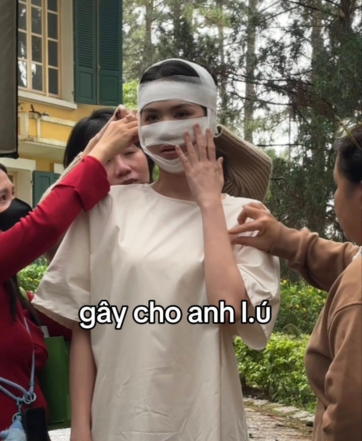 Hình ảnh Ngọc Trinh băng bó kín cả mặt lan truyền trên mạng xã hội