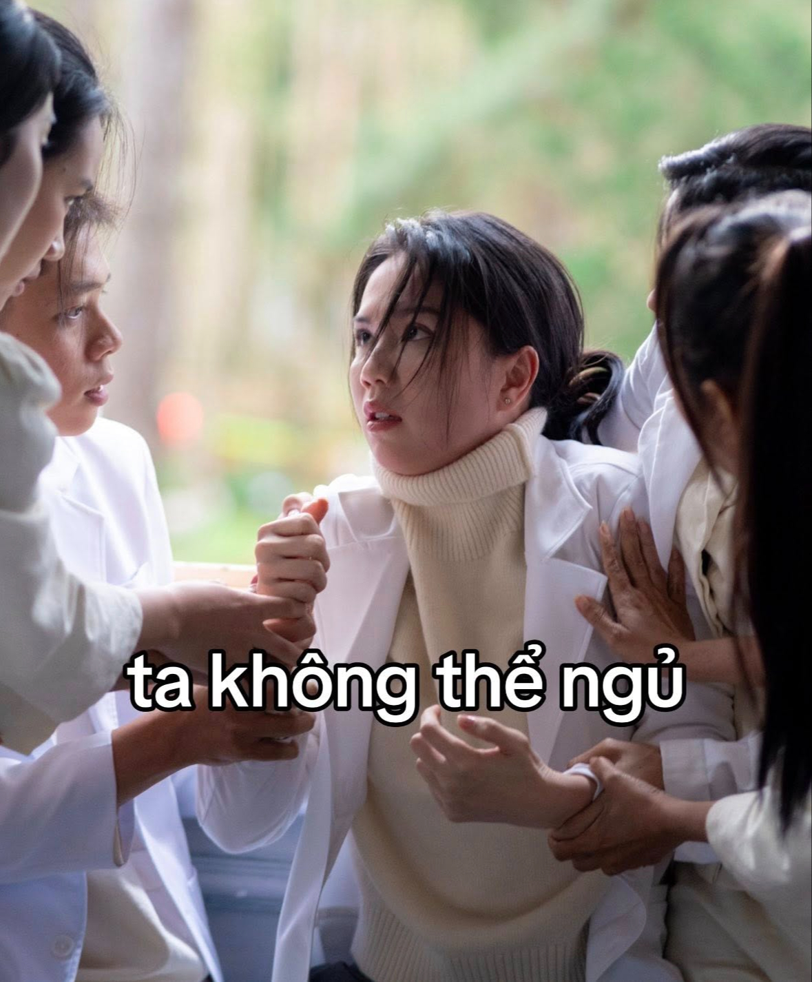 Ngọc Trinh hé lộ vài khoảnh khắc hậu trường trong phim điện ảnh, và không quên chế thành meme mạng xã hội