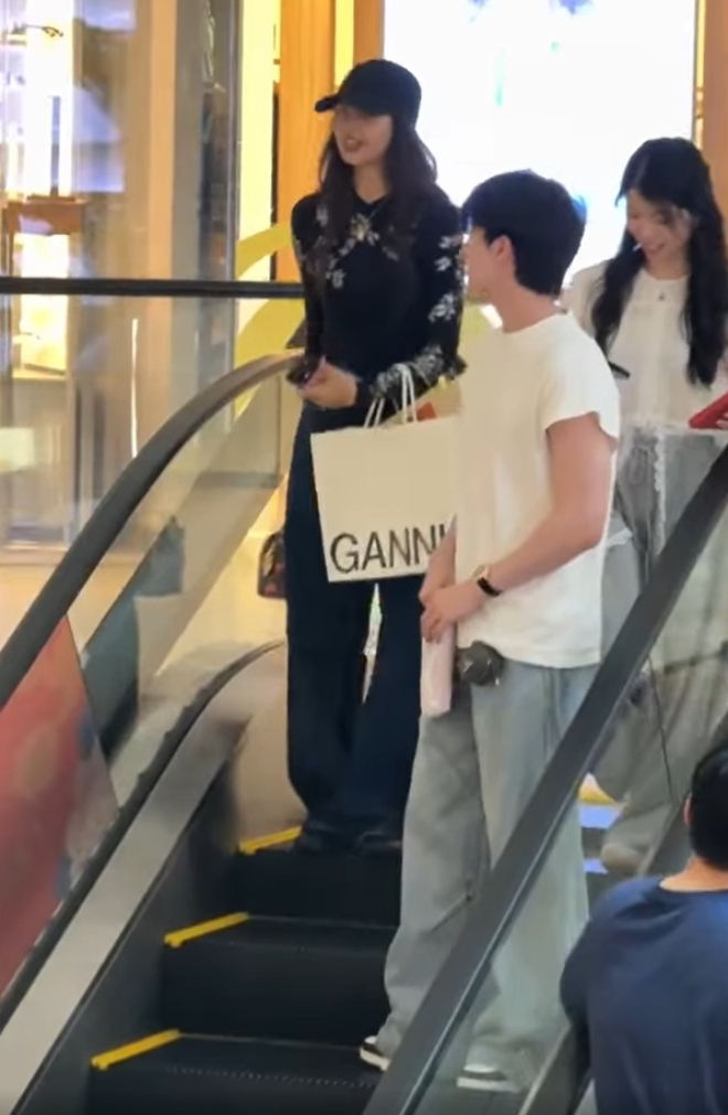 Lisa lọt vào ống kính của khán giả khi cùng 1 người họ hàng đi mua sắm cùng Blue Pongtiwat. Ảnh: X