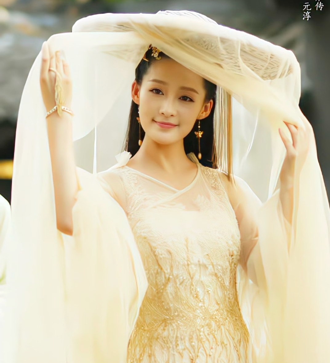 Nét đẹp trong trẻo tựa trăng rằm của Lý Thấm khi đóng Nguyên Thuần công chúa